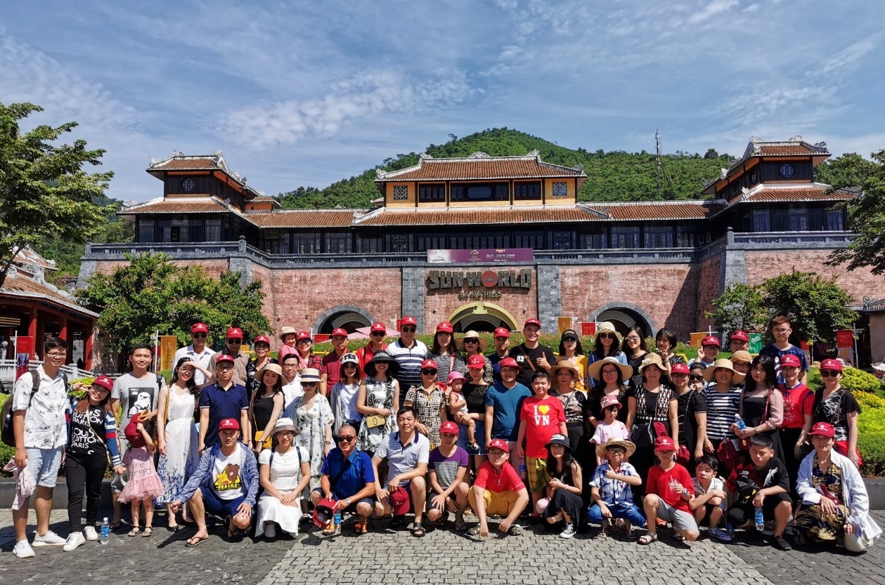 Tập thể cán bộ nhân viên công ty và gia đình du lịch Đà Nẵng hè 2019
