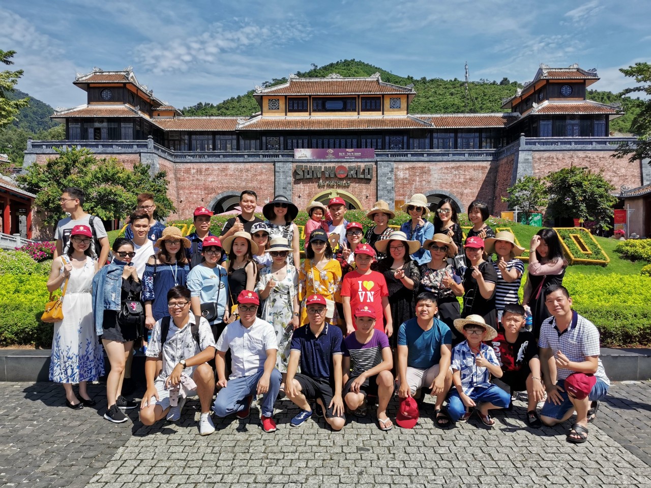 Nhân viên công ty và gia đình du lịch Đà Nẵng hè 2019